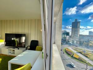 华沙Super Apartament GREEN Rondo ONZ Metro NOWE Wifi 300 Mb/s AirCondition Netflix Spotify的客房设有市景窗户。