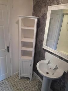 蒂斯河畔斯托克顿Hardwick Haven, Sedgefield - Near Hardwick Hall的白色的浴室设有水槽和镜子
