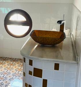 阿尔哈拉克Loft en Huelva的一间带木碗水槽的柜台浴室