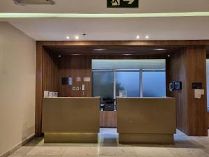 累西腓Apartamento em Hotel Beira Mar de Boa Viagem的两部电梯的办公室入口