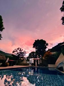 埃尔扎伊诺Villa Cata Hotel的一座享有日落美景的游泳池