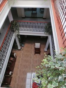 波帕扬Hotel Castillo Real的享有带楼梯和植物的房间的顶部景色
