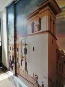 波帕扬Hotel Castillo Real的钟楼倒在窗口中