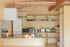 田边市SEN.RETREAT TAKAHARA的厨房配有水槽和台面