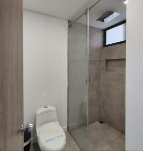 库库塔Hotel Macaw Cúcuta的一间带卫生间和玻璃淋浴间的浴室