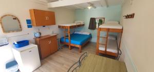 OnekakaGolden Bay Holiday Park的小房间设有两张双层床和一张桌子