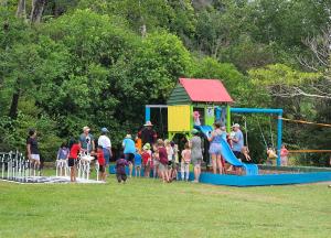 OnekakaGolden Bay Holiday Park的一群儿童在游乐场玩耍