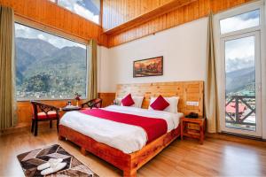 马拉里Tripli Hotels Stone House Cottage的一间卧室设有一张大床和一个大窗户