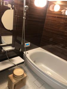 壹岐市島宿糸的一间带卫生间和浴缸的浴室