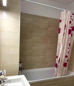 阿拉德Luxury apartment的浴室配有淋浴帘和浴缸。