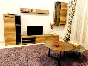 阿拉德Luxury apartment的客厅配有电视和桌子