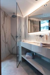 杜布罗夫尼克City Hotel Dubrovnik的一间带水槽和镜子的浴室