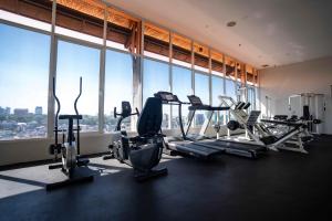 万隆格兰蒂亚酒店的大型客房带窗户,设有健身房和有氧健身器材