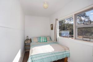 KioloaRetro Beach Cottage的一间小卧室,配有床和窗户