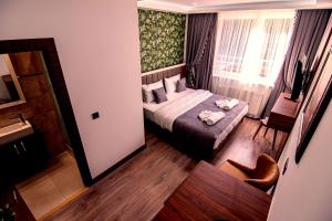 埃伯斯瓦尔德菲诺亚曼酒店的一间小卧室,配有一张床和镜子