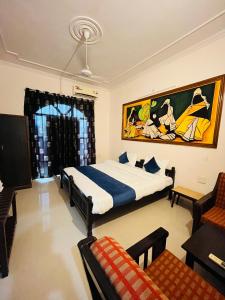 萨瓦伊马多普尔The Ranthambhore Heritage的一间卧室配有一张特大号床和一张沙发