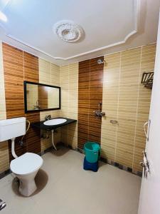 萨瓦伊马多普尔The Ranthambhore Heritage的一间带卫生间和水槽的浴室