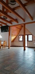 莱斯诺夫Casa Diana Rasnov的大型客房设有木制天花板和木梁。