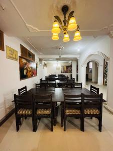 萨瓦伊马多普尔The Ranthambhore Heritage的一间带大桌子和椅子的用餐室