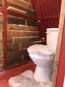 Tinyhouse samaná的一间位于客房内的白色卫生间的浴室
