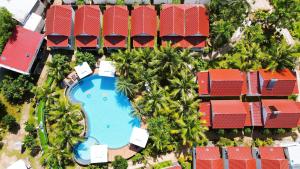 富国Fla Village的享有带游泳池和棕榈树的度假村的顶部景致