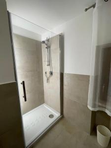 巴尼奥雷焦Casa Vacanze “Il Sogno”的浴室里设有玻璃门淋浴