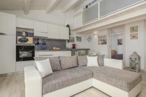 奥尔比亚Villetta a Mare的带沙发的客厅和厨房