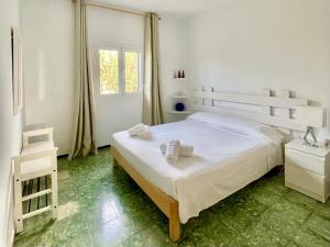 拉萨维纳Casa frente al lago的白色的卧室设有床和窗户