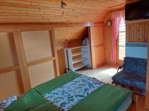 Sveti Jurij ob ŠčavniciAPARTMA-SPA NATURA的小屋内的小房间,配有一张床