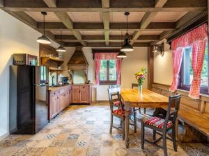 泽尔内什蒂King’s Rock Guesthouse的厨房配有木桌和椅子