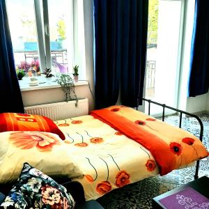 比得哥什Apartament u Olechny 3的一间卧室配有两张鲜花床。