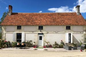 Betz-le-ChâteauVilla d'une chambre avec piscine privee jardin amenage et wifi a Betz le Chateau的一座红色屋顶的白色旧房子