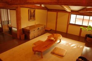 壹岐市島宿糸的享有带长凳和浴缸的客厅的顶部景致。