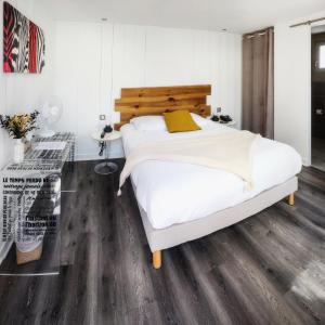艾克斯岛拿破仑酒店的一间卧室配有一张床,铺有木地板