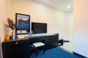 胡志明市DAISY HOTEL的客房设有一张带电视和镜子的书桌。
