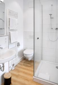 不莱梅Louis & Louise Apartments & Rooms I Digital Check In的带淋浴和卫生间的白色浴室