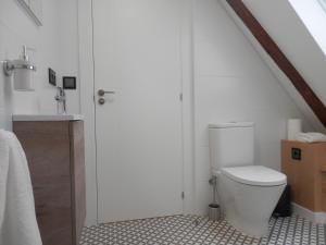 雷东德拉Lar Azul的白色的浴室设有卫生间和水槽。