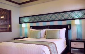 乌布Cinta inn的卧室配有一张带两个枕头的大白色床