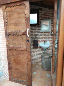 利亚内斯Casa Rural El Ñeru的一个带水槽的浴室内的木门