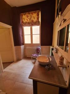 圣阿芒蒙特龙Maison Zola的一间带水槽和窗户的浴室