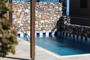 SellíaJulie Villa, idyllic location, By ThinkVilla的一座带石墙的游泳池和一座游泳池