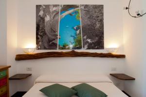 圣玛丽亚纳瓦雷纳斯卡酒店的卧室配有一张床,墙上挂有两幅画