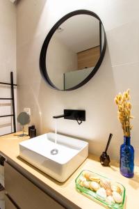 格拉纳达La Habitación del Arquitecto的浴室设有白色水槽和镜子