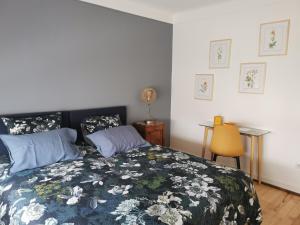 塞莱斯塔La Maison de Lucie的一间卧室配有一张带蓝色和白色棉被的床