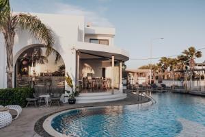 法里拉基Casa Cabana Boutique Hotel & Spa - Adults Only的一座带游泳池和度假村的别墅