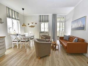 奥斯赛拜-塞林Villa Freya - Apt. 01的客厅配有沙发和桌子