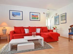 奥斯赛拜-塞林Villa Freya - Apt. 06的客厅配有红色的沙发和桌子