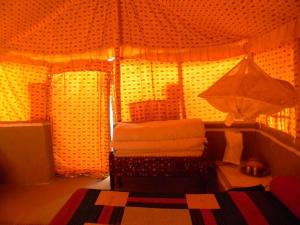 BherandiālaShaam E Sarhad Resort的一间设有一张带一堆毛巾的床的房间