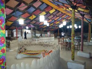 BherandiālaShaam E Sarhad Resort的一间位于房间中间的大型帐篷,配有一张床
