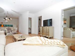 奥斯赛拜-塞林Villa "Johanna" Sellin - WG13 mit Kamin und zwei Balkonen的带沙发和电视的白色客厅